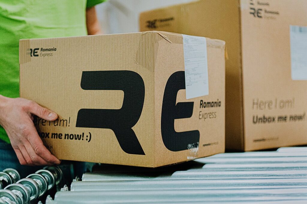 Kurier dostarczający paczkę do Rumunii – szybka i bezpieczna dostawa dla e-commerce.